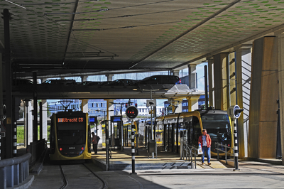 900309 Afbeelding van de tramhalte (eindpunt) met enkele trams van U-OV onder de parkeergarage P+R Science Park aan de ...